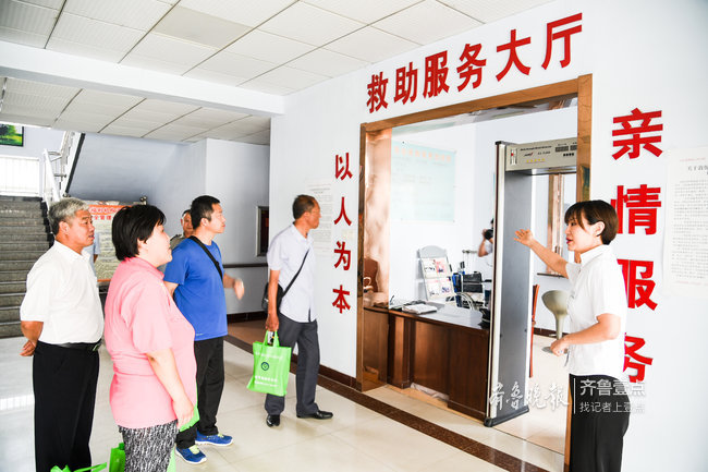 活动现场,市救助管理站工作人员通过救助工作宣传展板,主题宣传片