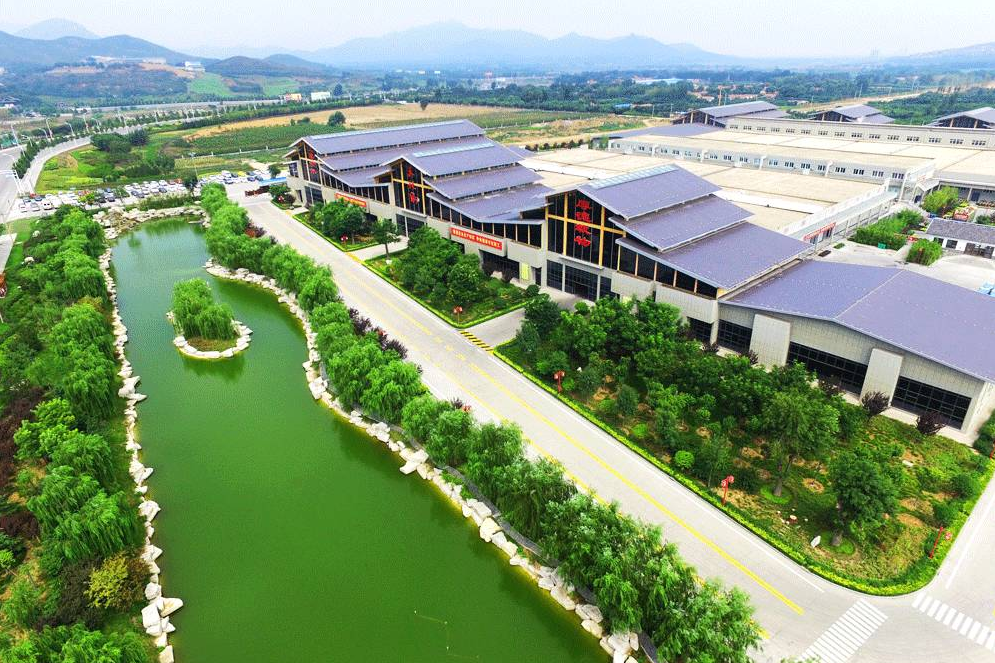 东南车主有秩序的进入天地缘酒业集团,参观园区及生产流水线综艺大