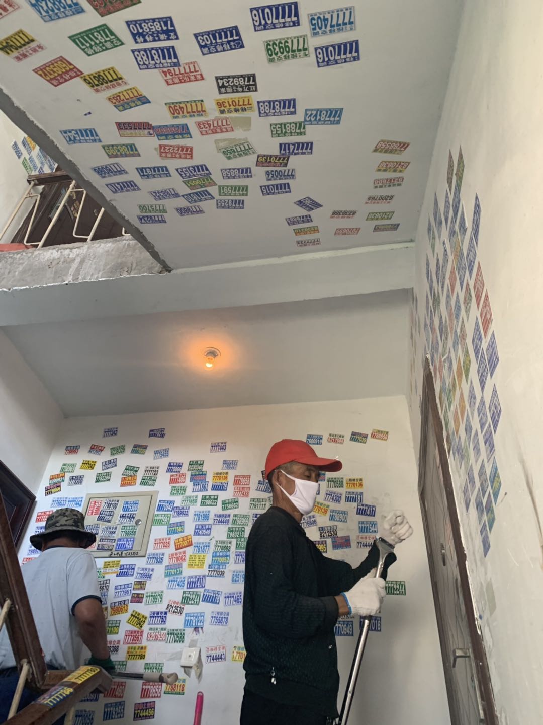 小广告"爬"满墙,居民直跺脚