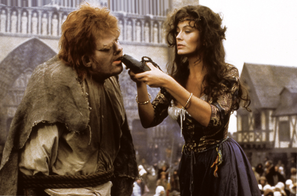 巴黎圣母院火灾塔尖倒塌,众多电影以它为背景