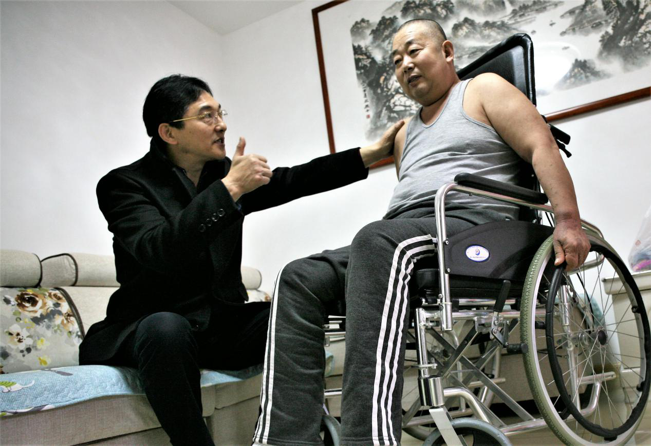 刘长城探访残疾亲戚:愿你打开自强自立之门