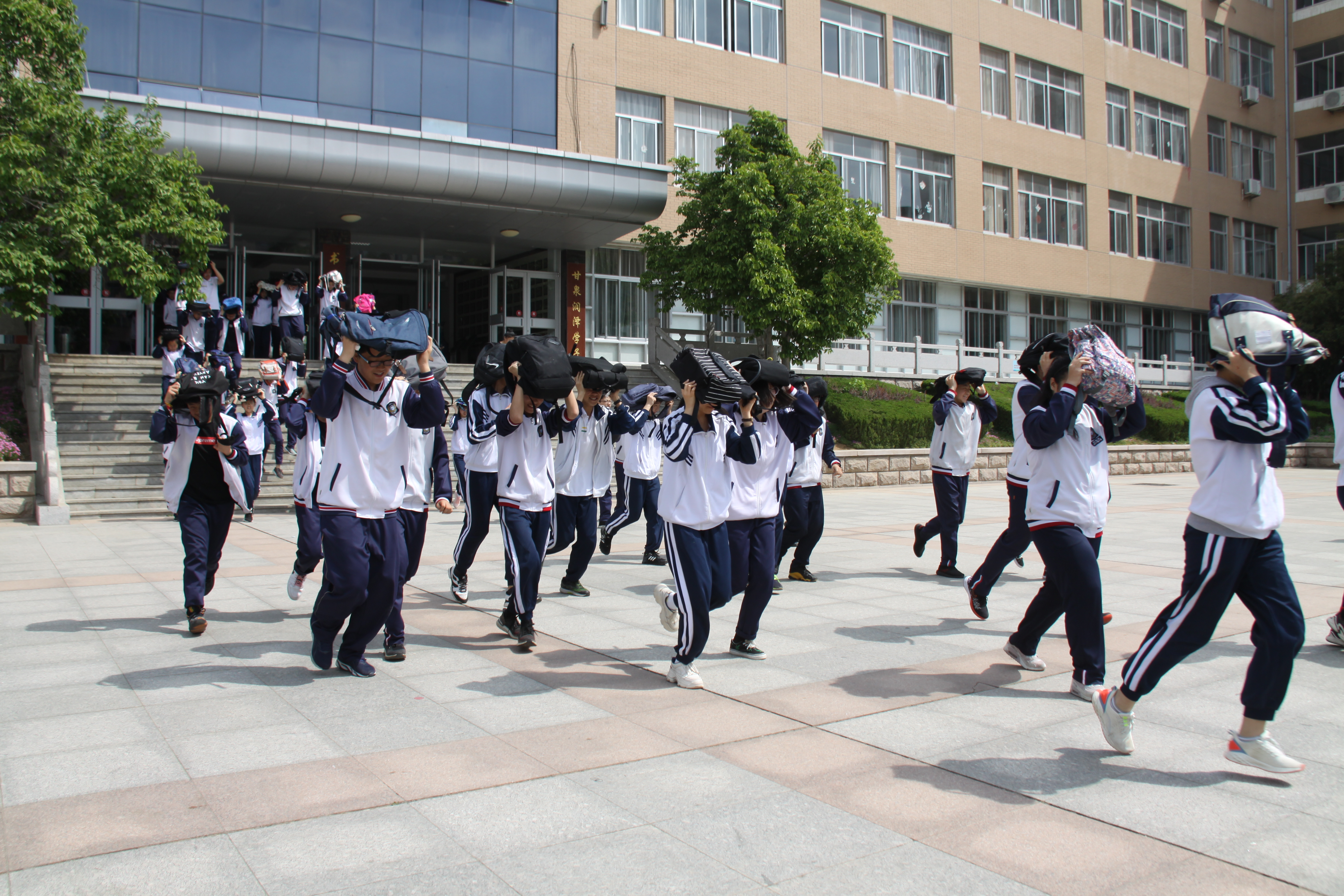 城里中学联合市地震局开展防震疏散演练