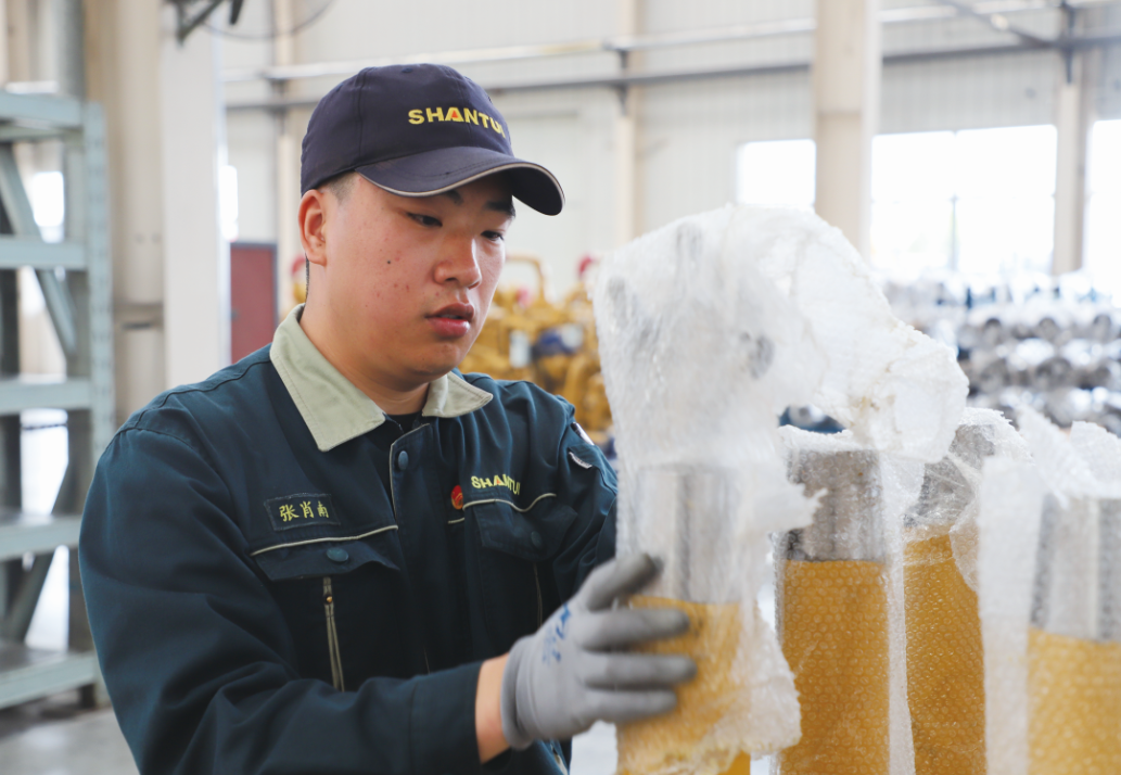 技术能手山推保管员张肖南获全国优秀共青团员