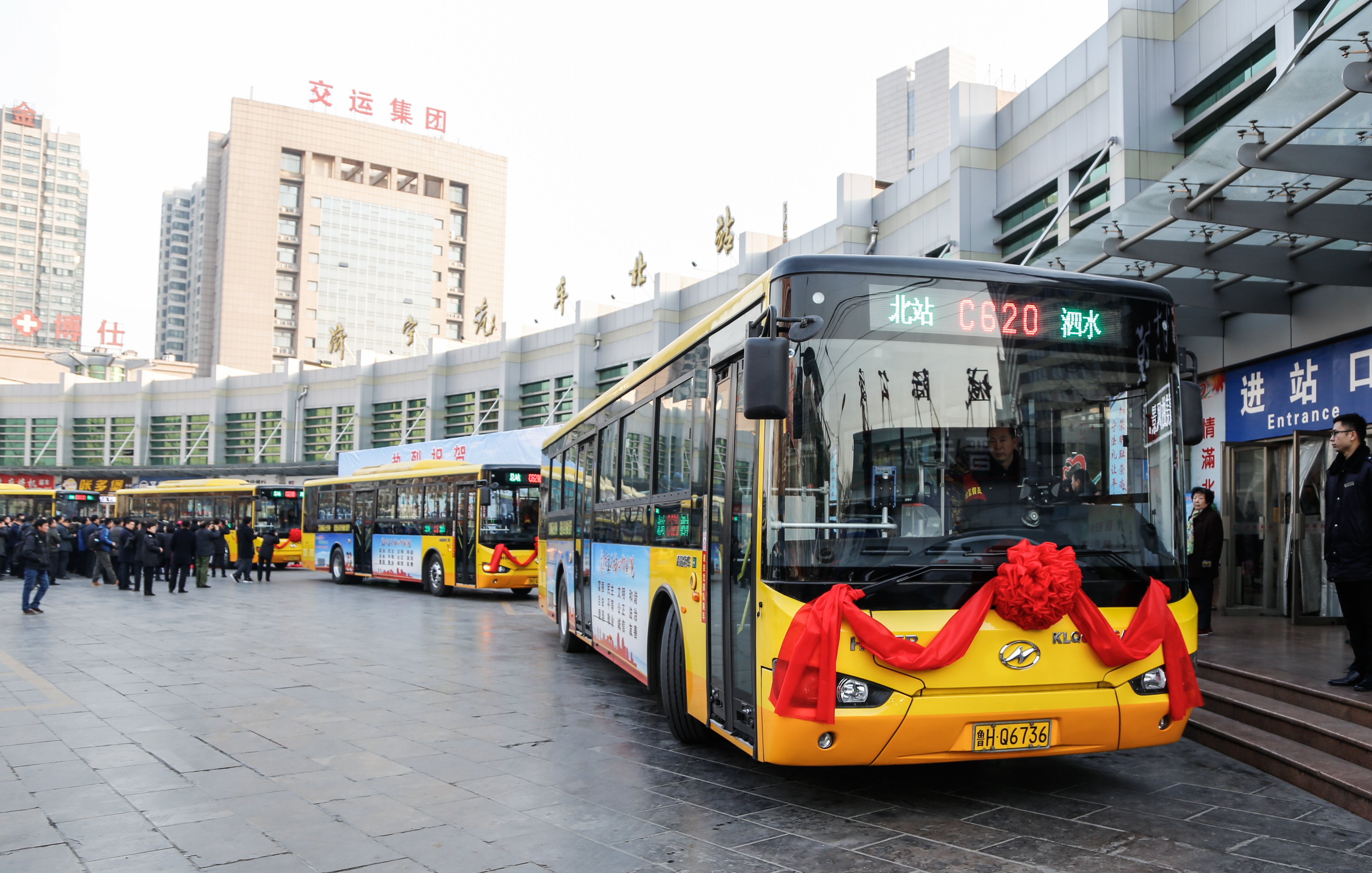 結伴乘坐城際公交從嘉祥來到濟寧汽車北站,隨即又轉乘上了新開通的