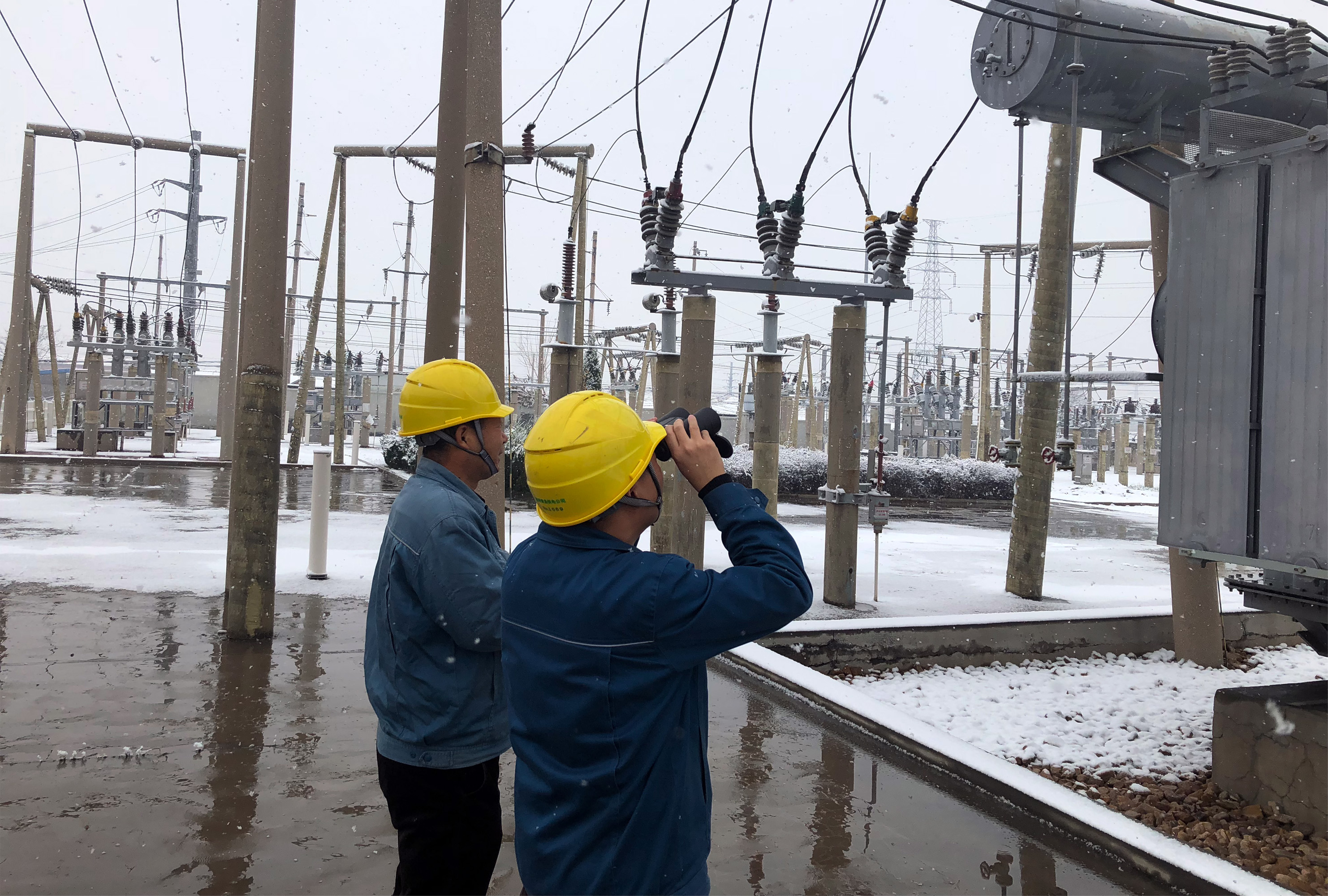 12月13日,國網青島供電公司工作人員正在對變電站設備及輸電線路進行