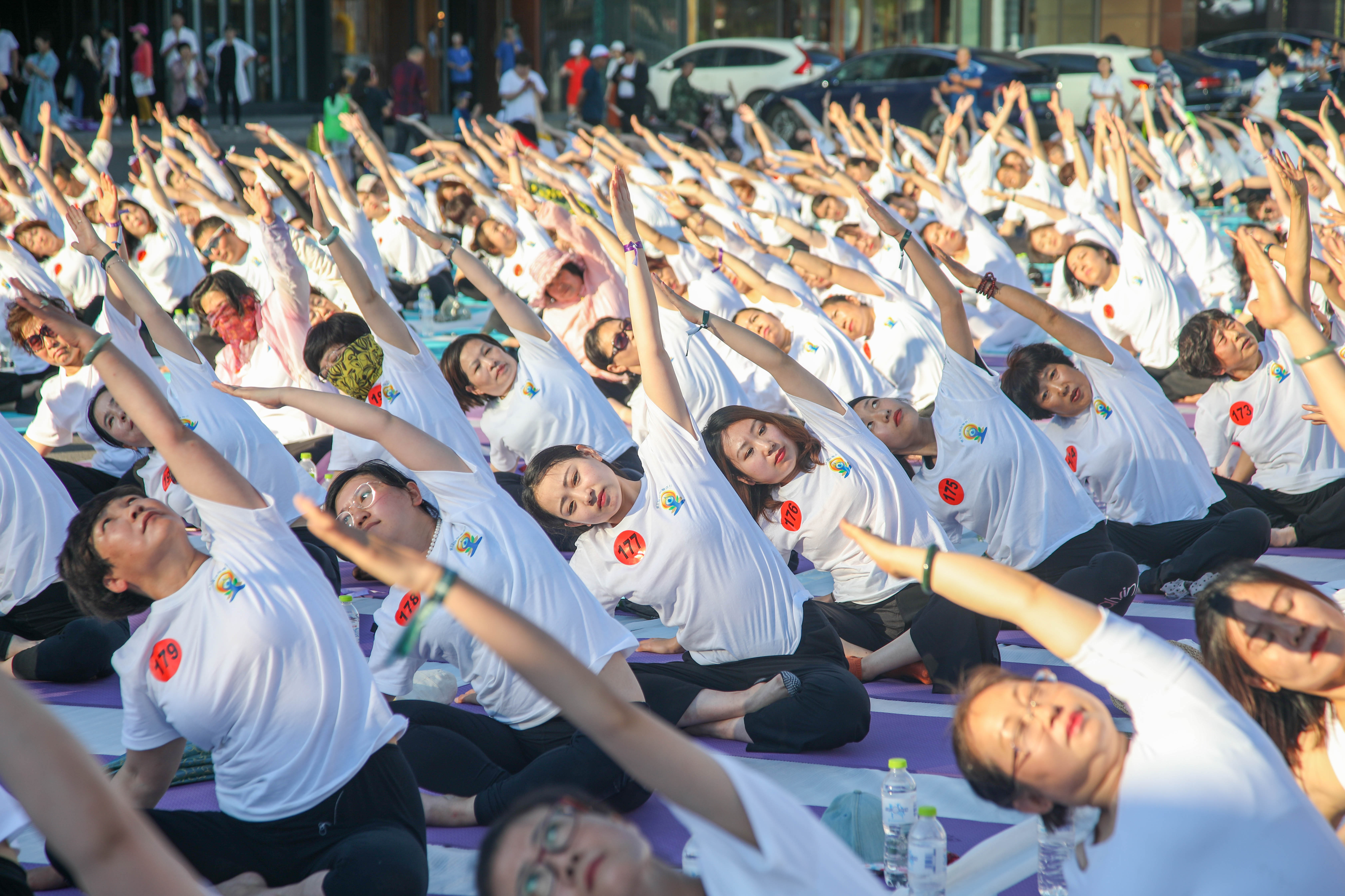 第五届国际瑜伽日500余爱好者齐上阵美