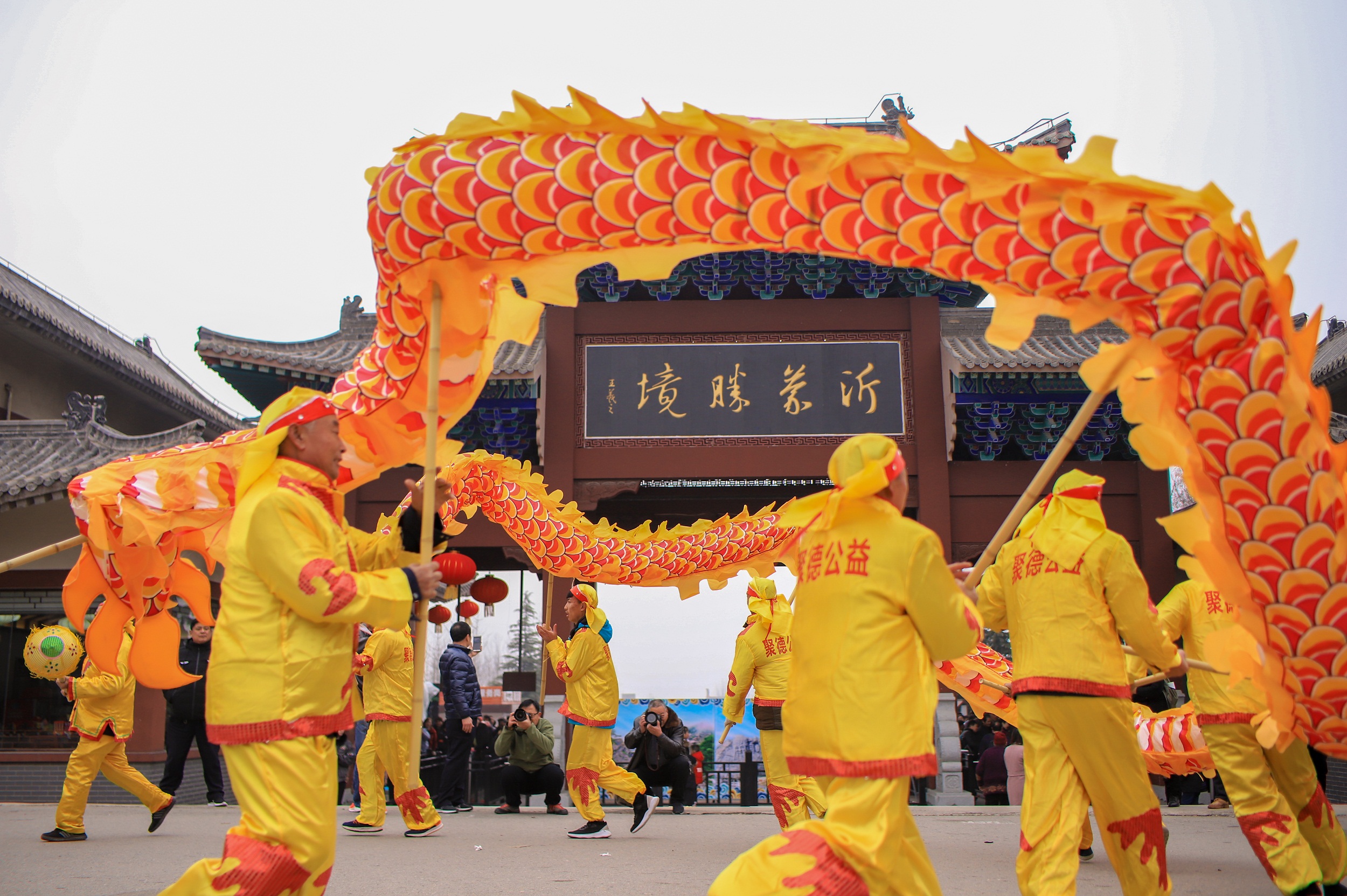 作為山東省十二大祈福聖地之一,景區通過蒙山春節祈福廟會,將流傳已久