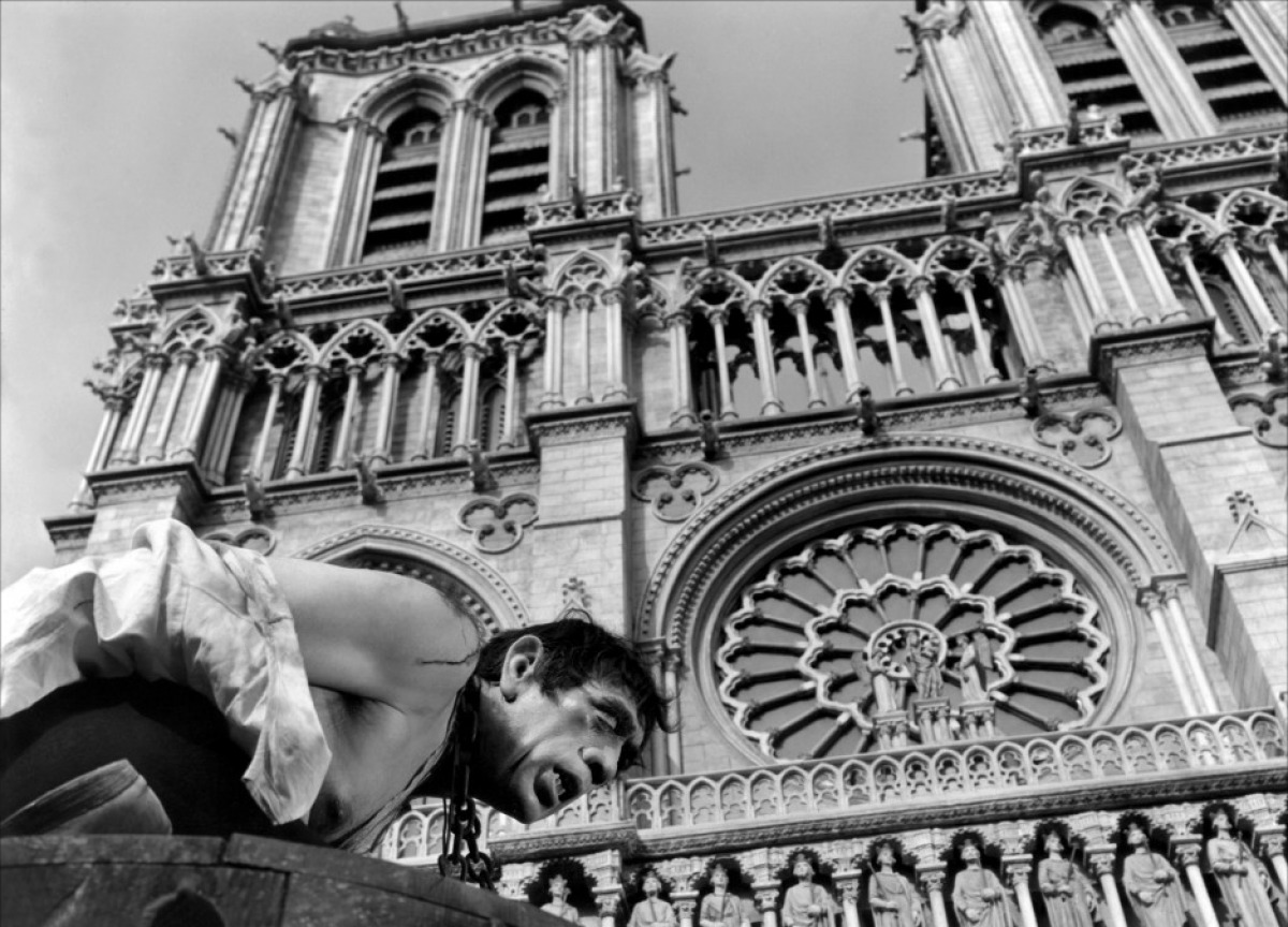 巴黎圣母院火灾塔尖倒塌,众多电影以它为背景
