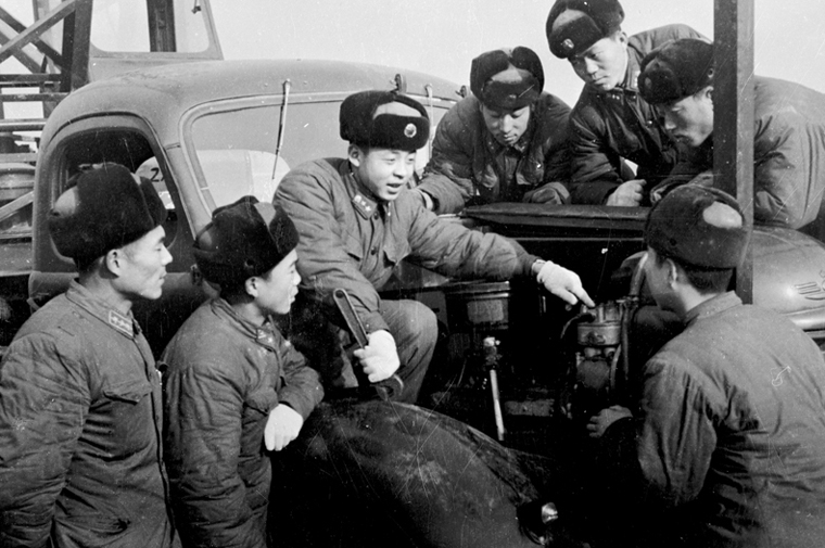 雷锋"做好事不留名",为什么却留下那么多照片?