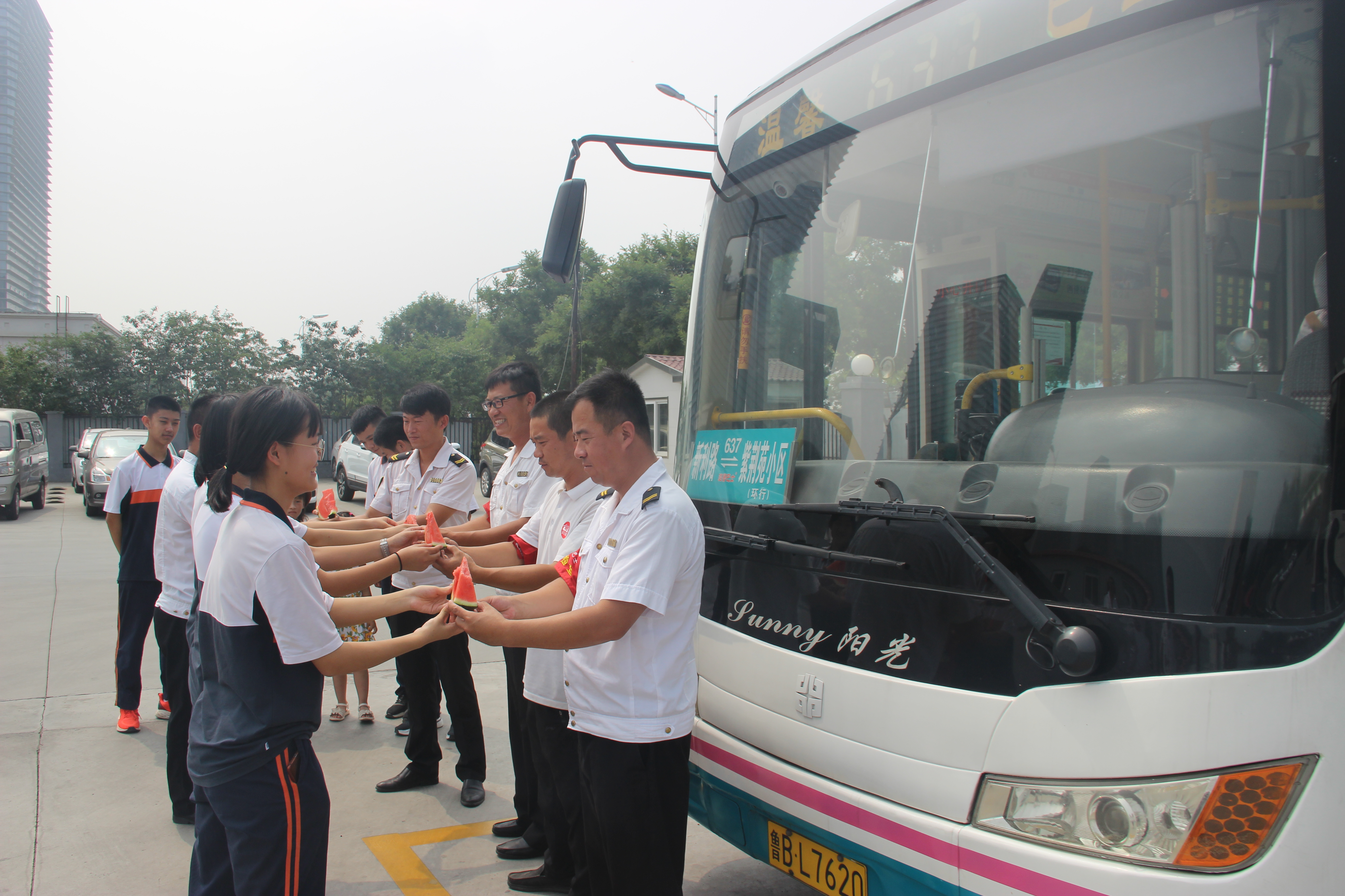 初二学生公交车"上班" 体验司机爸爸"火热"工作