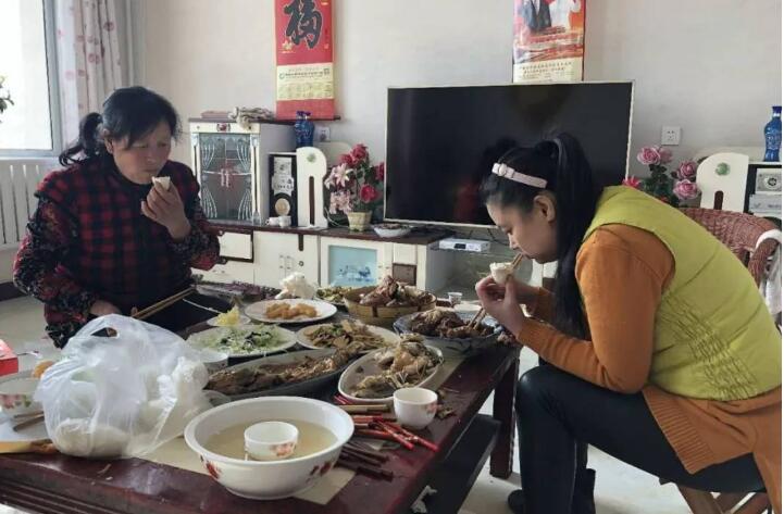 鲁中小村:女人吃饭不上桌的老礼儿正失去人心