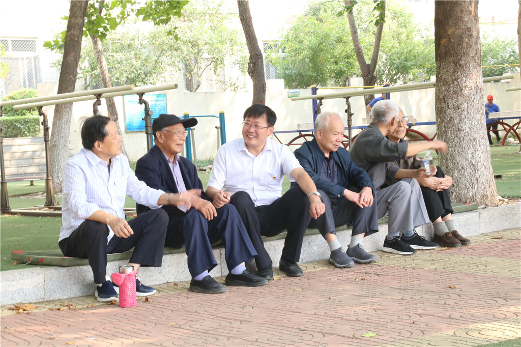 济南长清一中组织离退休老教师共度国庆节和重阳节